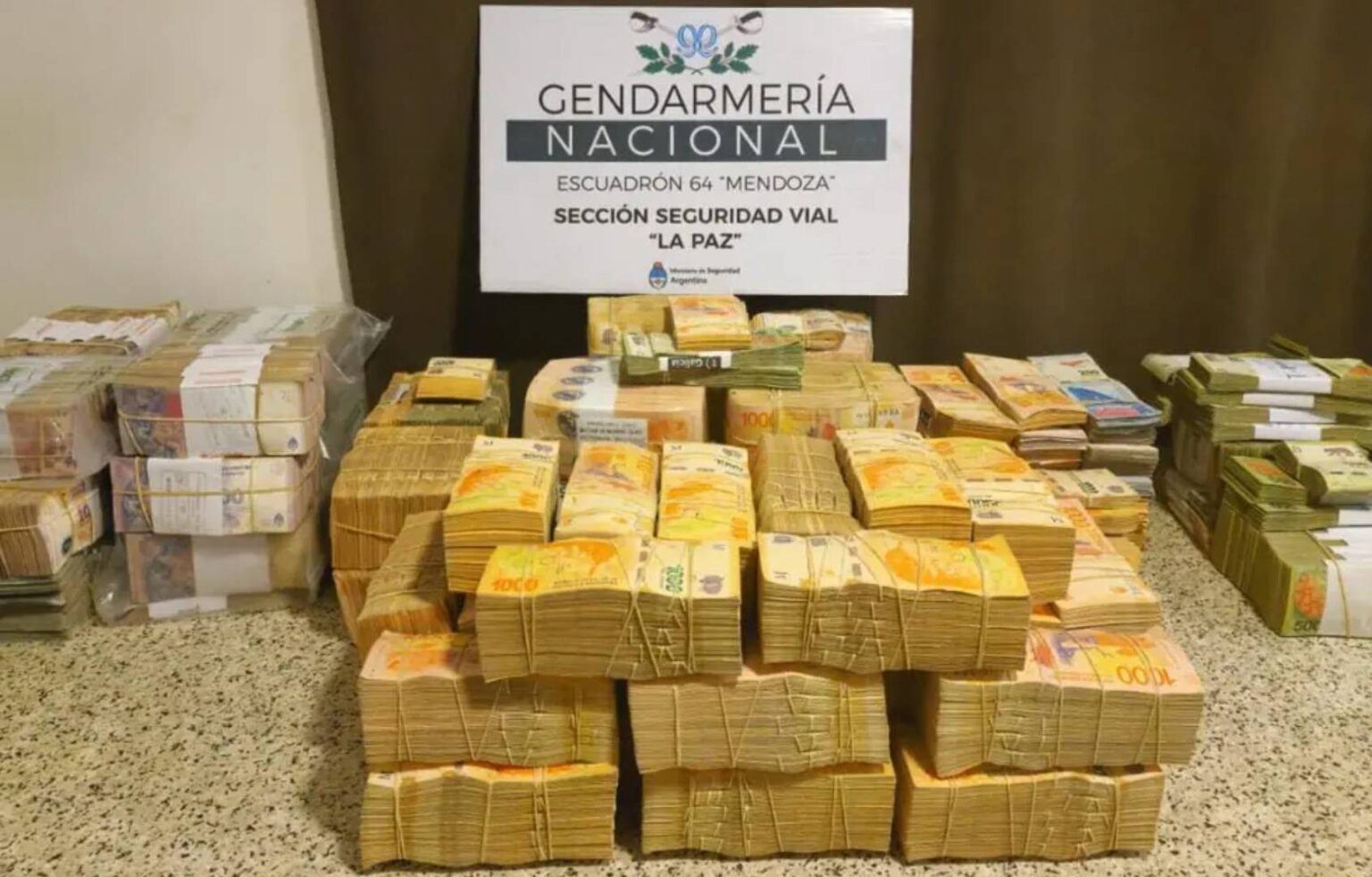 Viajaba de Río Cuarto a Mendoza con $31.000.000 escondidos