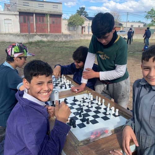 El ajedrez revolucionó a alumnos de una escuela de Huinca